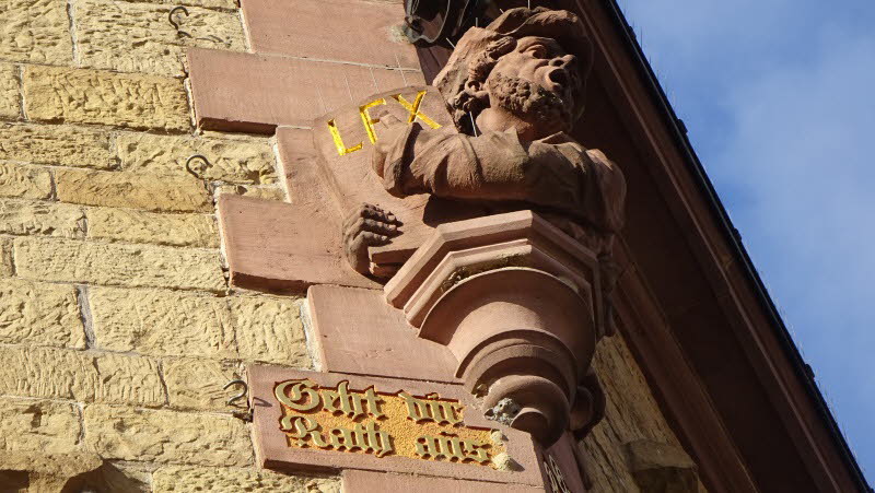 Rathaus mit Motto